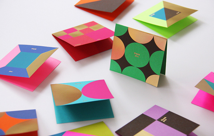 工廠設計創意產品目錄宣傳廣告頁彩色異形燙金雙膠紙三折頁印刷